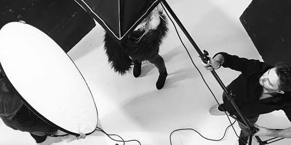 Regalar una sesión de fotos en Madrid: equipo de iluminación y personas en el estudio de Igor Muñoz